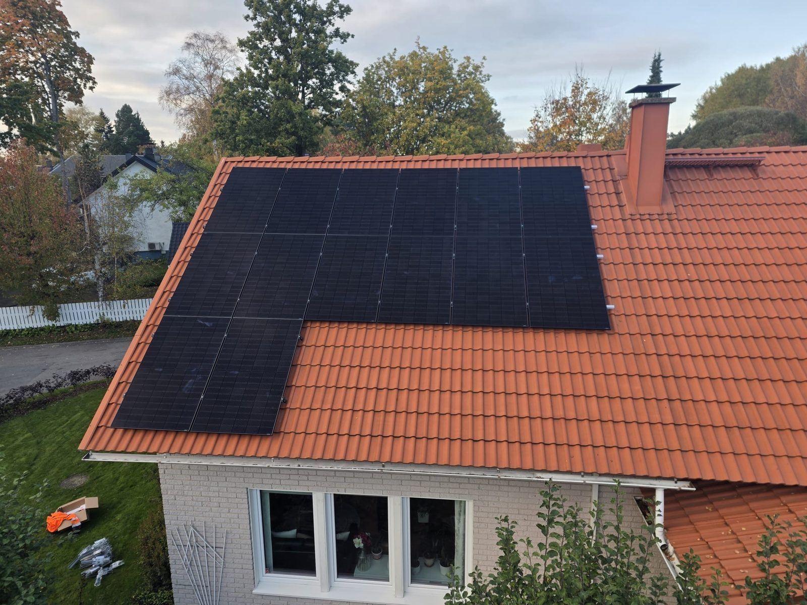 Sama aurinkopaneelikohde edestä kuvattuna