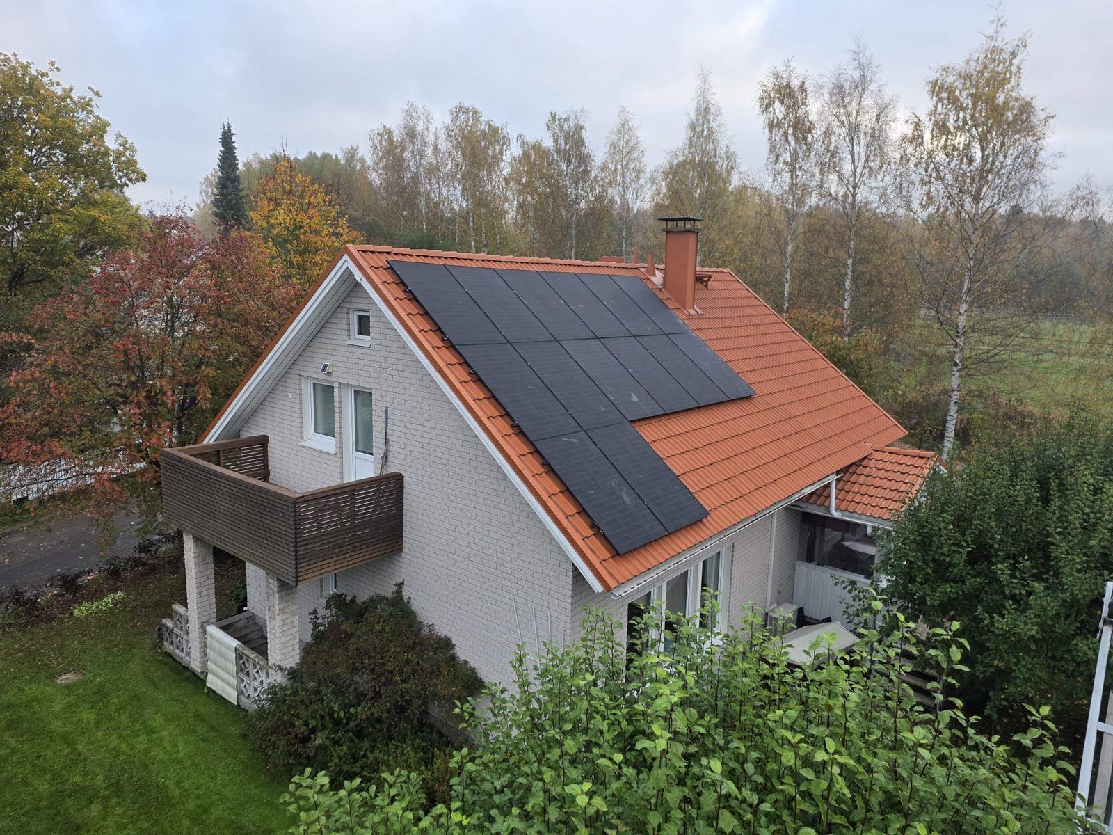 Aurinkopaneelit tiilikatolla — 7 kWp järjestelmä