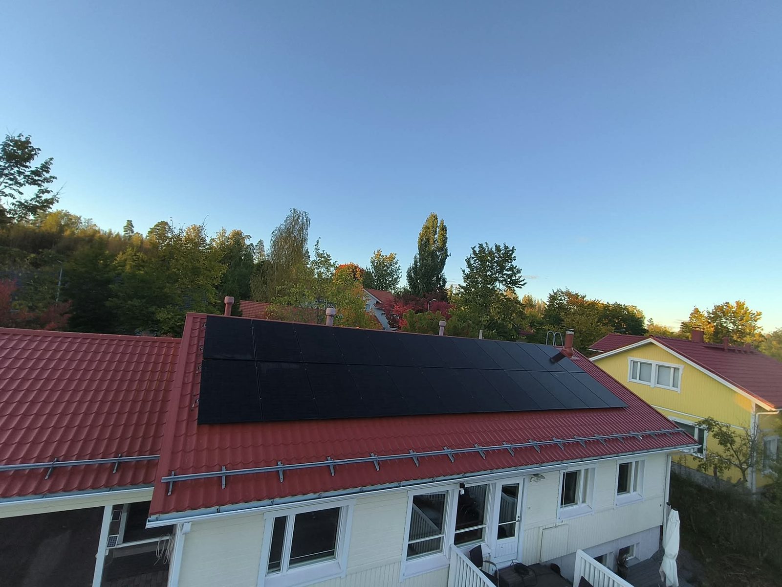 24 aurinkopaneelia tiilikuvioisella peltikatolla