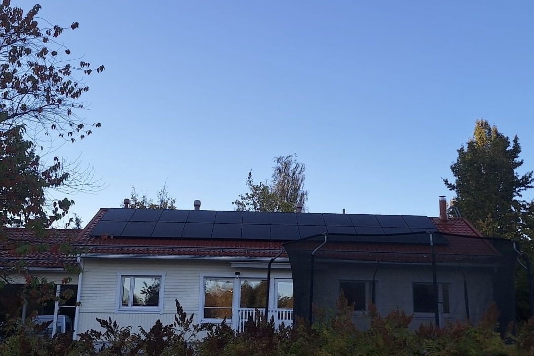 Aurinkopaneelit pihalta kuvattuna