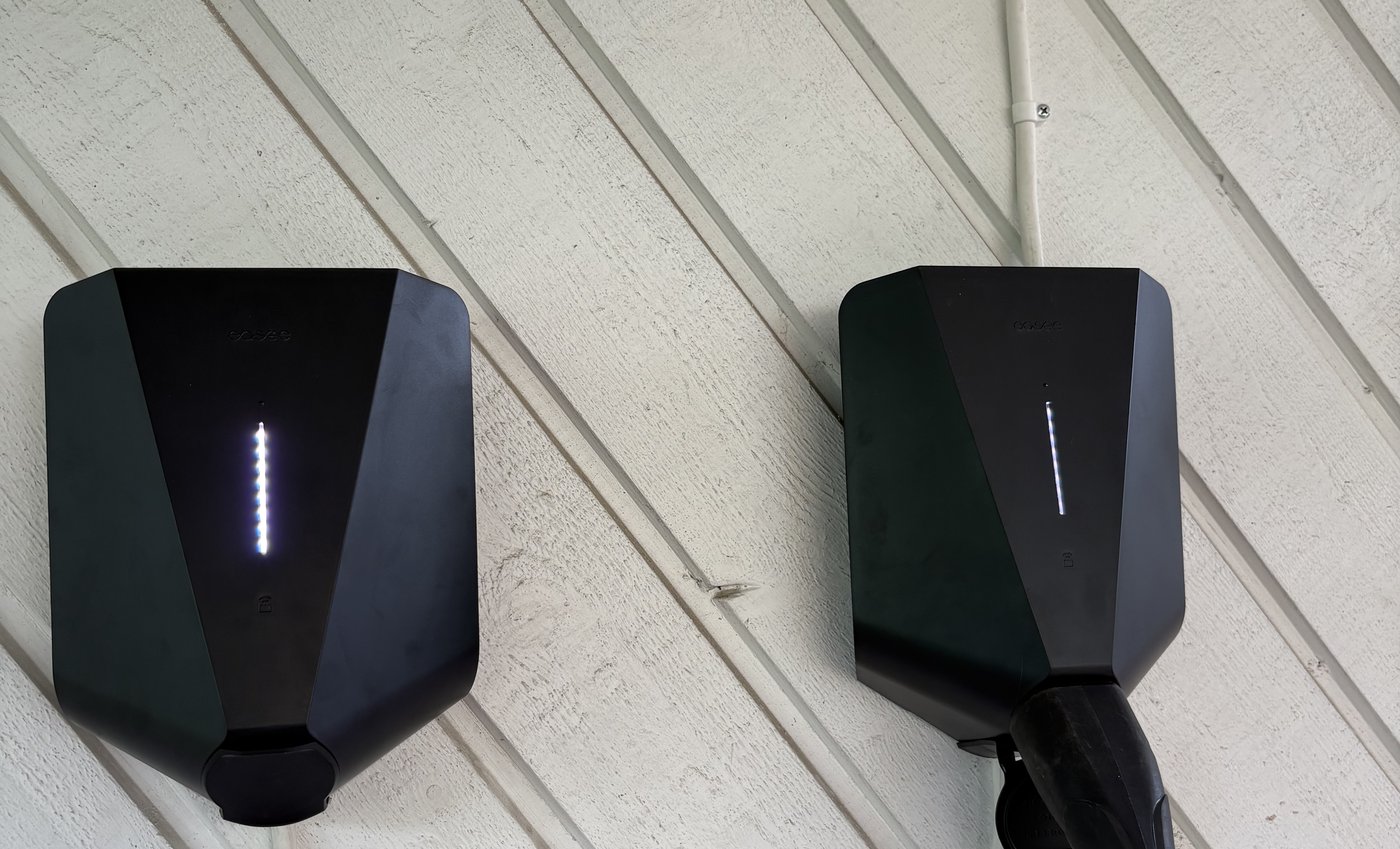 Kaksi Easee Charge Up -latausasemaa asennettuna seinälle Espoossa