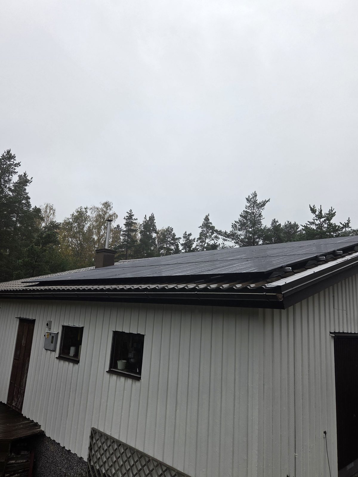18 aurinkopaneelia talousrakennuksen katolla