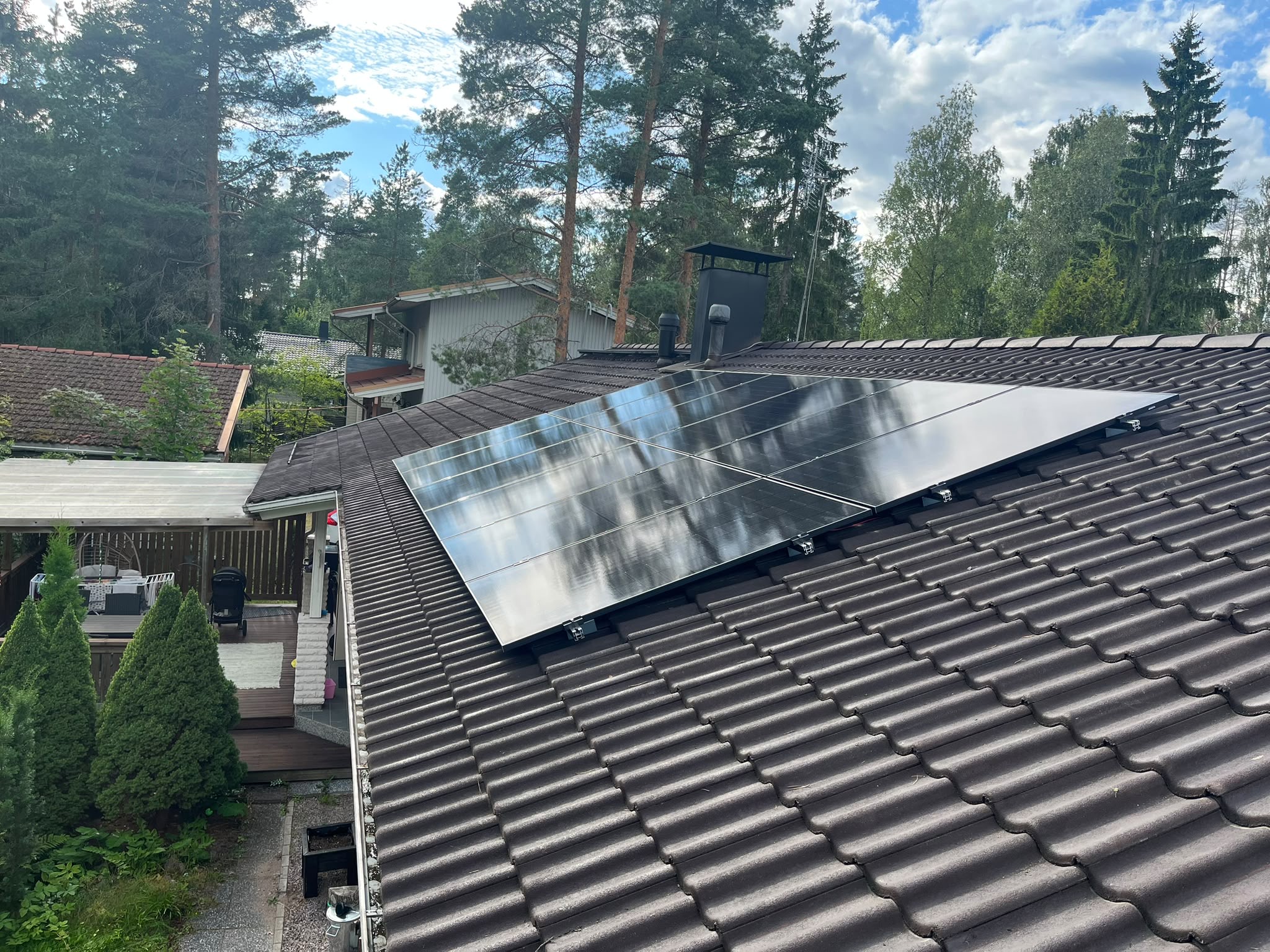 Aurinkopaneelit etelään suunnatulla katolla Järvenpäässä