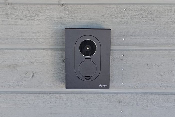 Zaptec Go 2 -latausasema omakotitalon autokatoksen seinässä